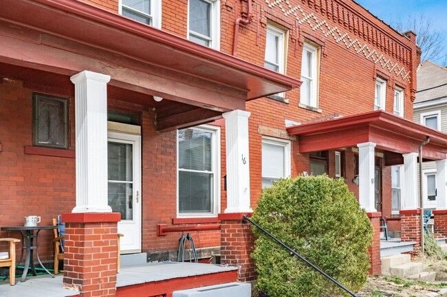 Building Photo - Amazing Townhome in Old North Columbus!