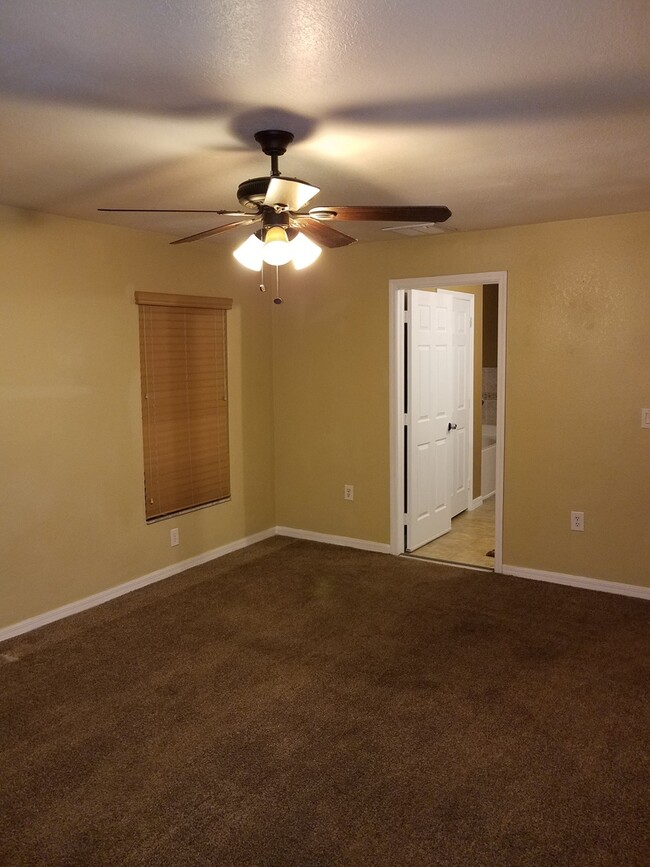 Building Photo - Spacious and Well-Maintained 4-Bedroom Hom...