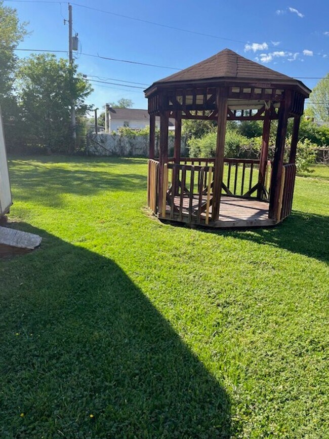 Building Photo - 2117 Sherwood Rd