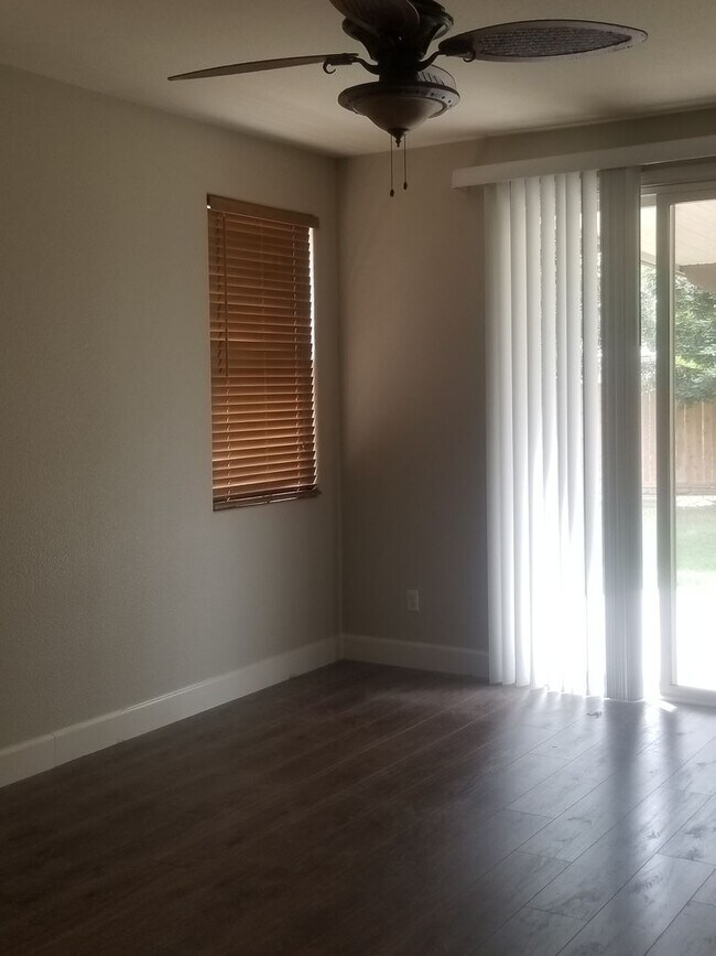 Building Photo - Nice single level Lincoln Crossing Home on...