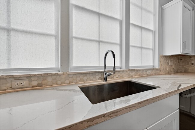 Building Photo - 815 Bringhurst St