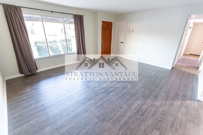 Building Photo - 111 E Manhatton Dr