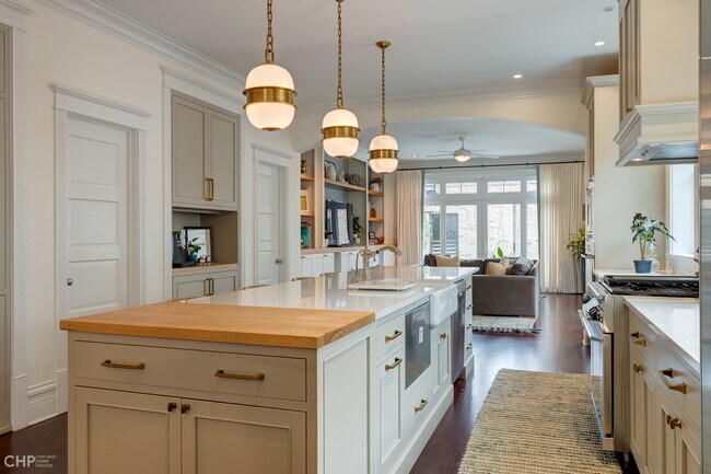 Building Photo - 2663 N Marshfield Ave