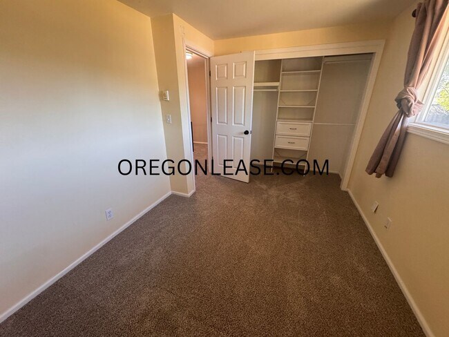 Building Photo - Spacious 4-Bedroom Home in North Springfield