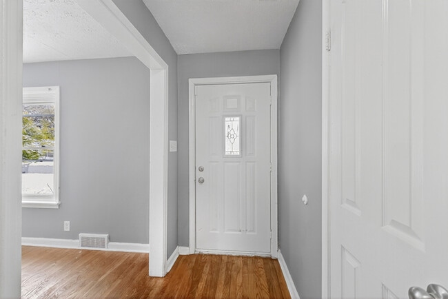 Building Photo - Updated 3-bed Home By Wes Montgomery Park