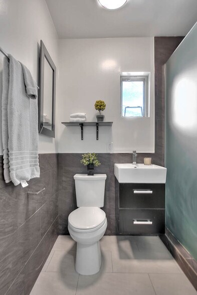 Building Photo - 1952 N Beachwood Dr