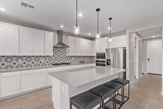 Building Photo - BEAUTIFUL 5 bedroom plus loft!
