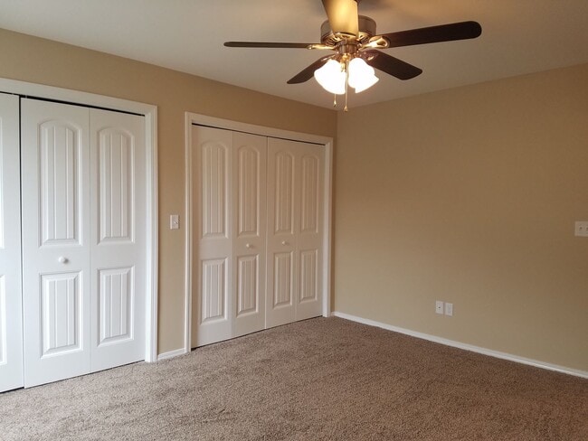 Building Photo - Large 4 Bedroom, 3 Bathroom!