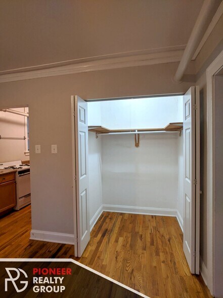 Building Photo - 3837 N Greenview Ave