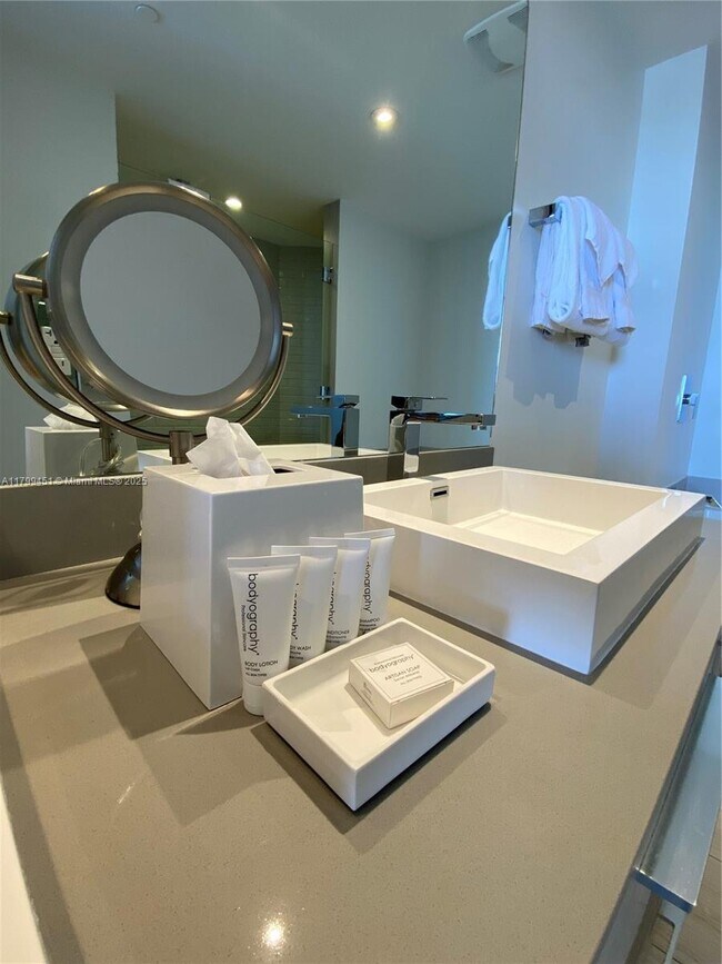 Building Photo - 4010 S Ocean Dr