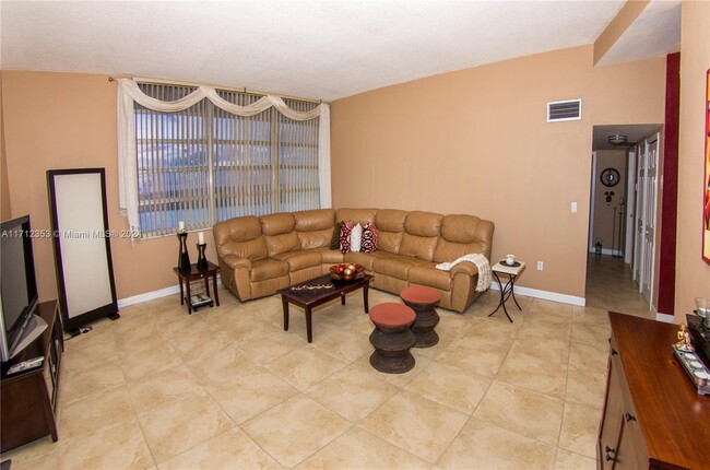 Building Photo - 1301 NE Miami Gardens Dr