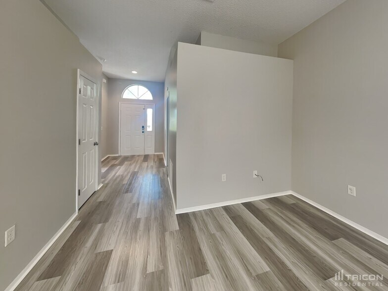 Building Photo - 2118 Deerfield Dr