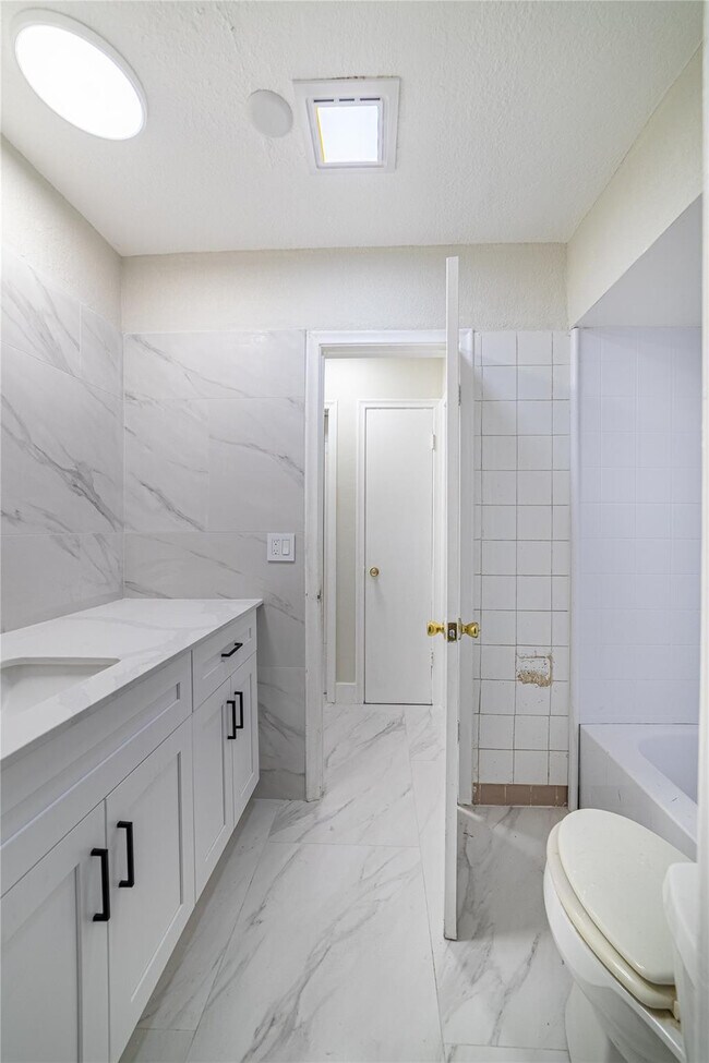 Building Photo - 6220 SW 9th Ct