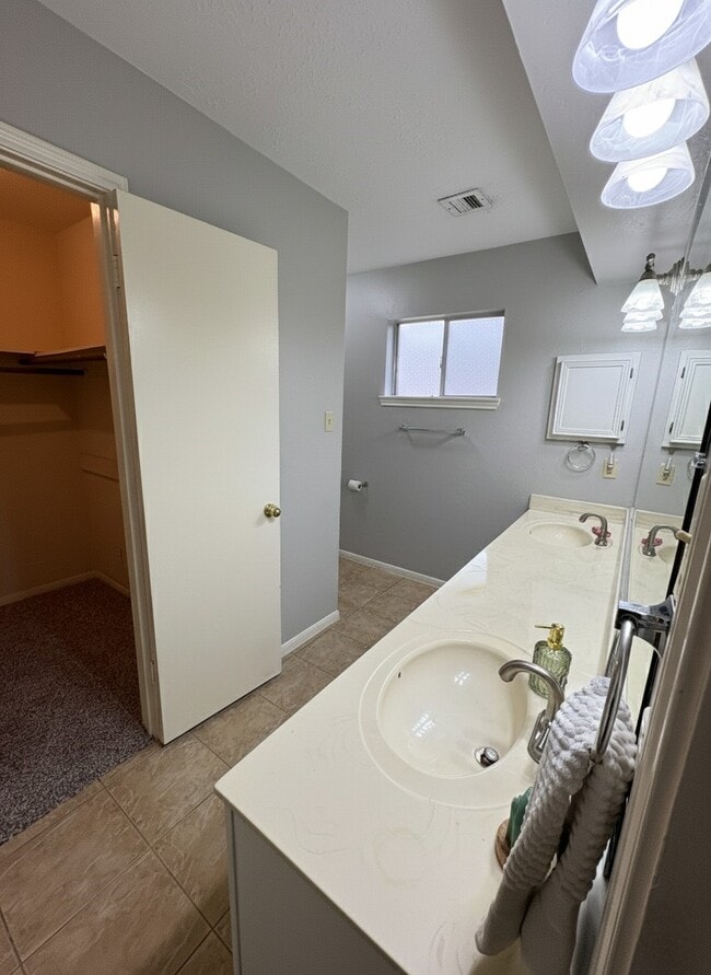 Building Photo - 1014 Stoneleigh Ct