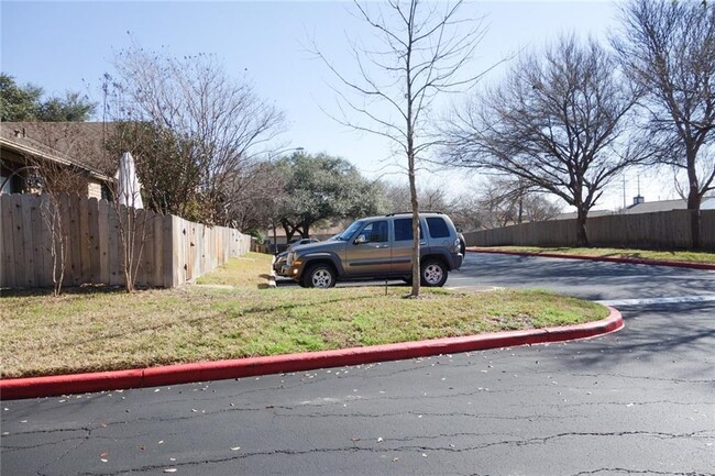 Building Photo - 1015 E Yager Ln