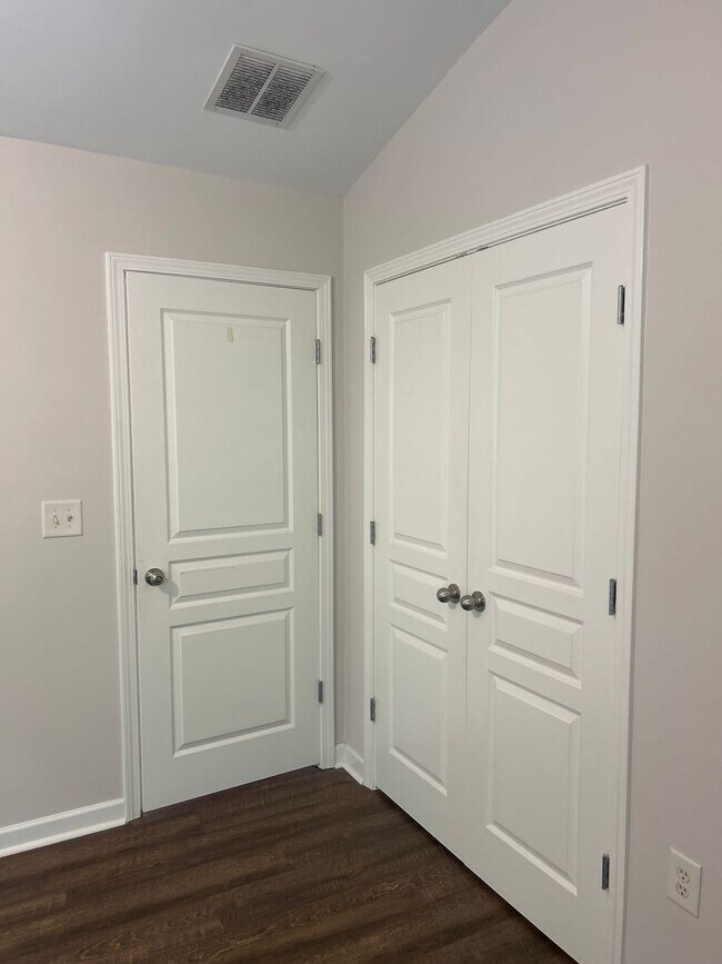 Building Photo - Three Bedroom Townhouse Available!