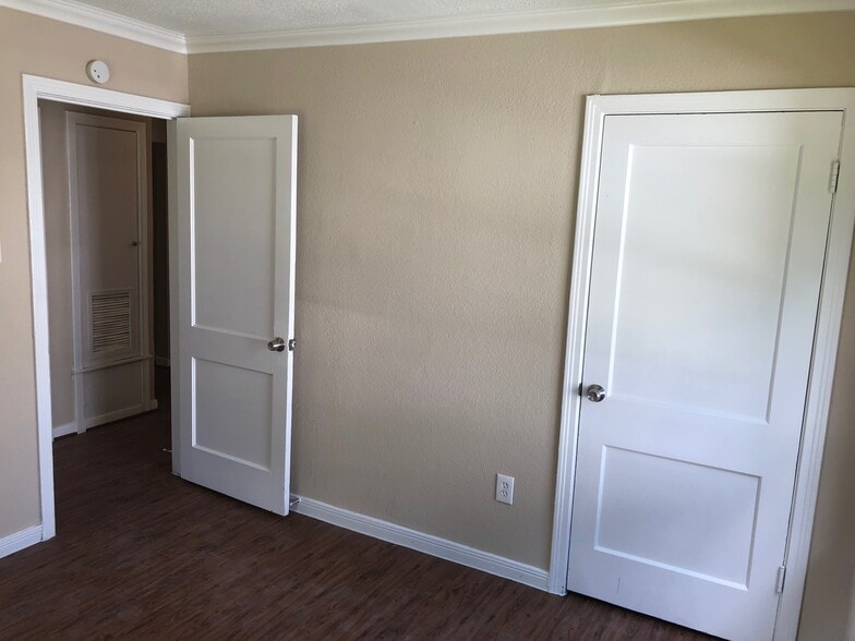 Bedroom 2. Dims: 122" X 130". Walk in closet. - 5235 Kingsbury St