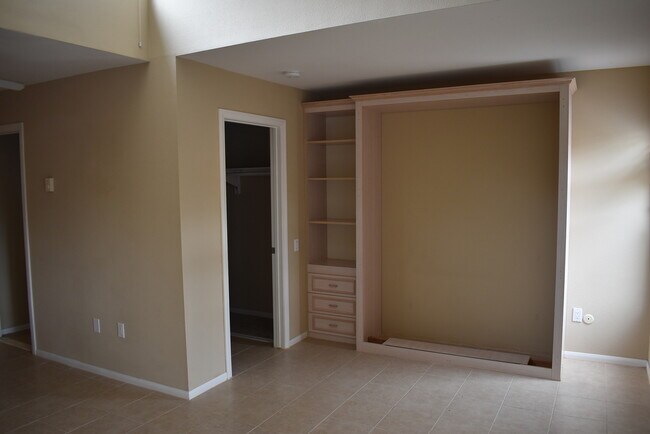 Building Photo - Studio Condo with Vaulted Ceilings in Serra Mesa