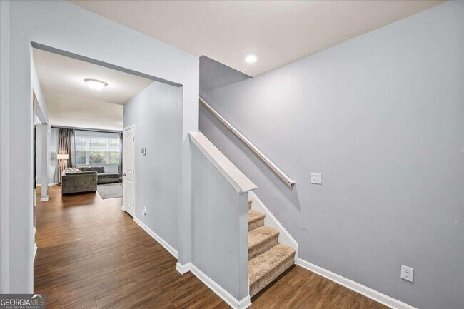 Building Photo - 637 Yazzie Pl