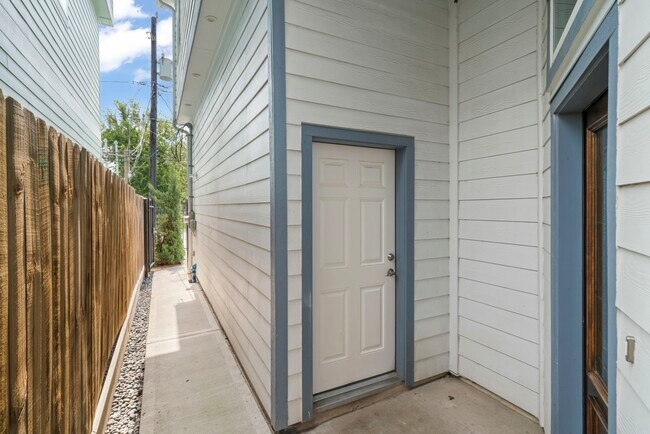 Building Photo - 206 Burr St