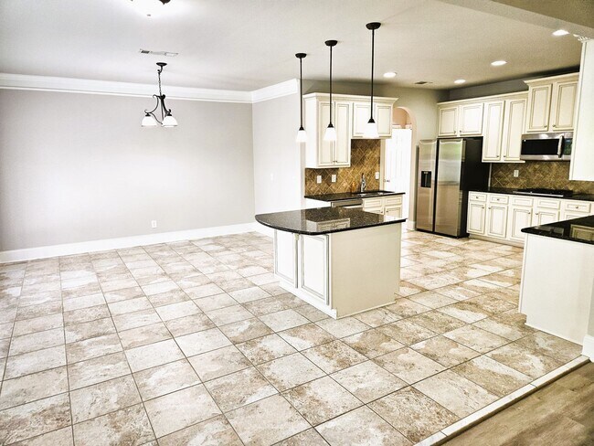 Building Photo - 5 Bedroom / 4 Bath Single Family Home
