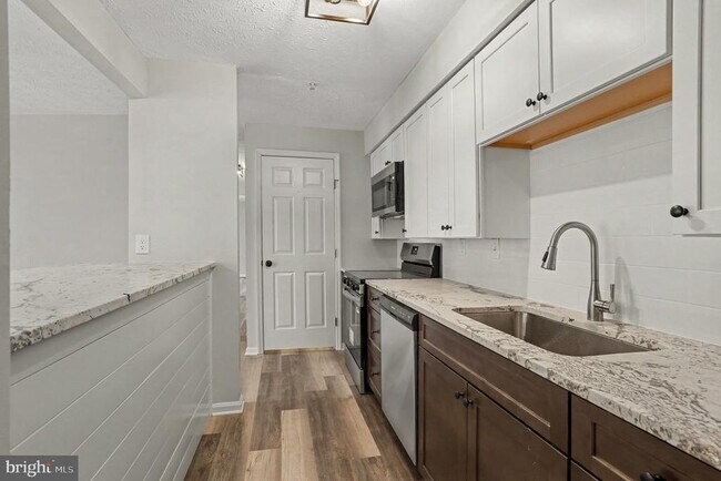 Building Photo - 900 Jessicas Ln