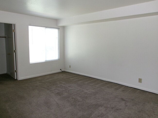 Building Photo - Well maintained 2 bedroom, 1 bath condo