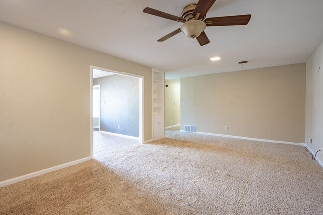 Building Photo - 3 bed 2 bath Near school/park