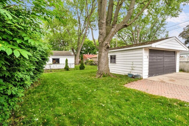 Building Photo - Charming Madison Heights Home with Garage and Fenced Yard