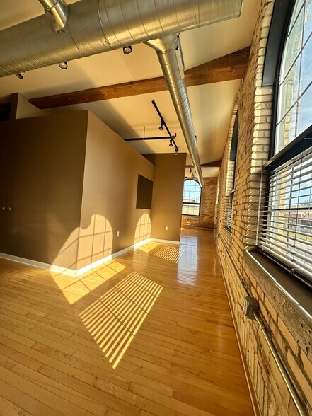 Building Photo - 146 S River Ave