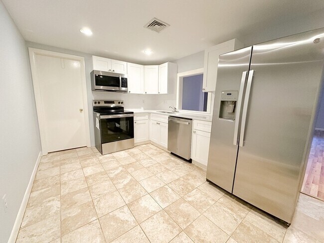 Building Photo - 3 Devens St