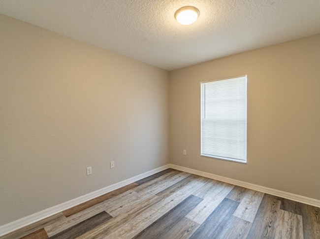 Building Photo - Spacious 3/2 Duplex in St. Cloud Located Close to Lakefront