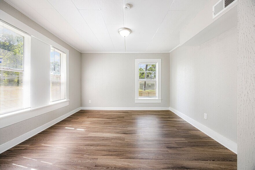 Building Photo - Full Renovation!
