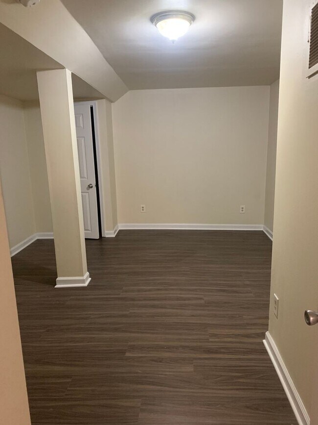 Building Photo - 838 W Washington St