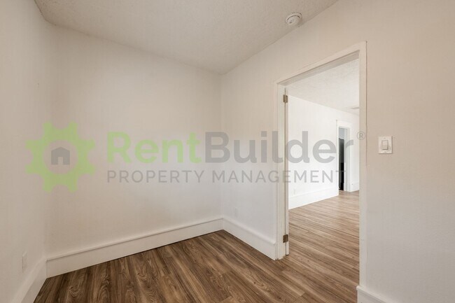 Building Photo - PERFECT HOME FOR STUDENTS OR PROFESSORS IN THE UNM AREA!!