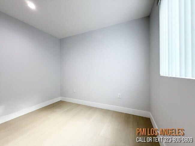 Building Photo - 208 E 87th St
