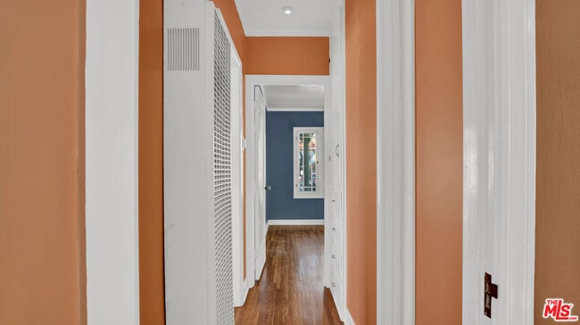 Building Photo - 6180 Oak Crest Way