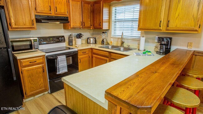 Building Photo - 3933 Dollys Dr