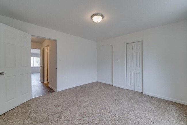 Building Photo - 4 bedroom 2 bath Home