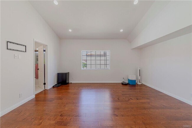 Building Photo - 410 W 220th St