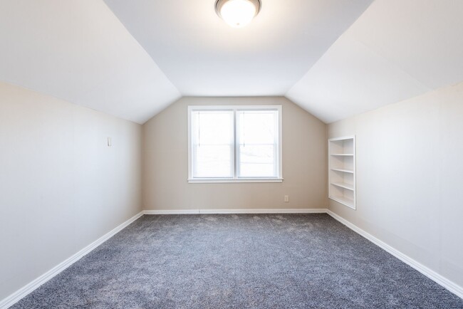 Building Photo - 4 bed 1 bath home for rent