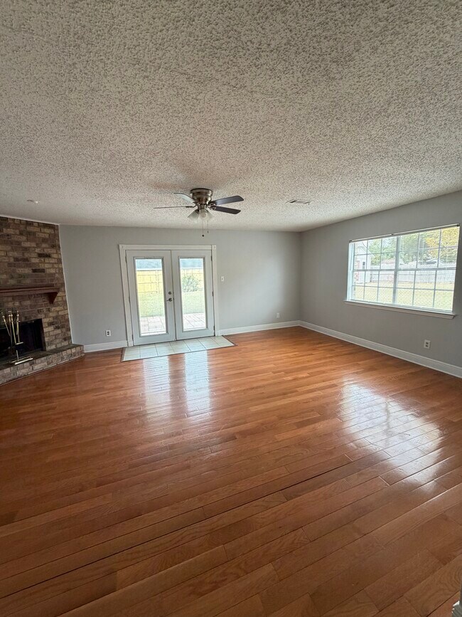 Building Photo - 557 Esplanade St