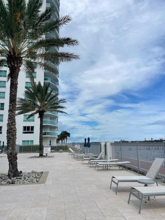 Building Photo - 241 Riverside Dr