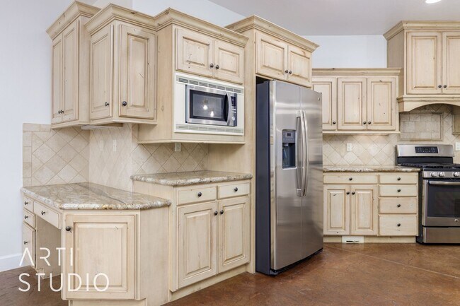 Building Photo - 4 Bedroom. 2/5 Bathroom Home in Meadow Val...