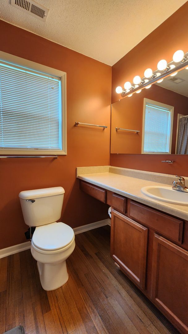 Building Photo - Beautiful 3 bed 2 1/2 bath townhome in a g...
