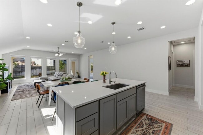 Building Photo - 111 Carolina Jasmine Dr