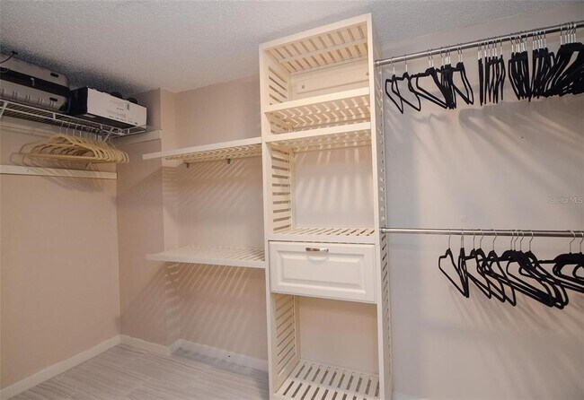 Building Photo - 225 Country Club Dr