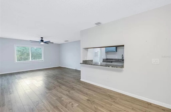 Building Photo - 251 SW Lincoln Cir N