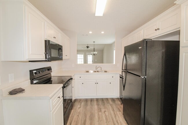 Building Photo - 562 Deerchase Ct