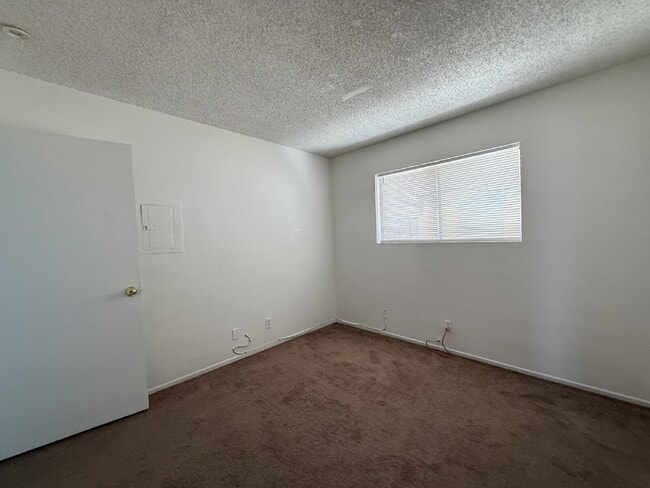 Building Photo - 2 bed 1 bath with a garage BHCRENT.COM